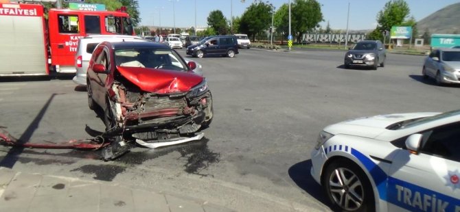 Otomobiller çarpıştı: 1'i ağır 4 yaralı