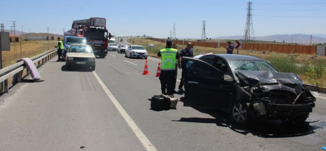 Otomobil biçerdövere arkadan çarptı: 4 yaralı