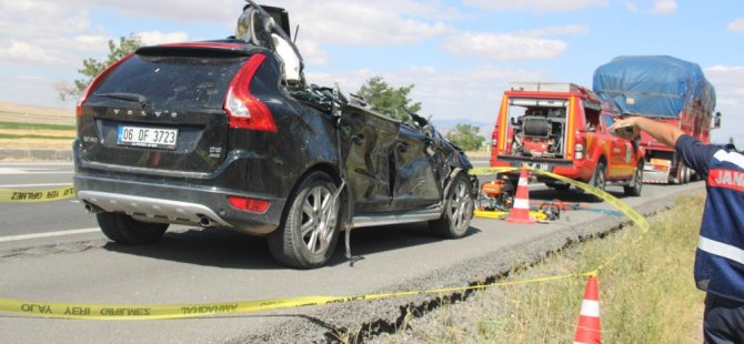 Kamyona arkadan çarpan otomobil hurdaya döndü