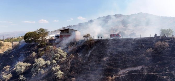 Esentepe Mahallesi'nde Evin etrafını alevler sardı