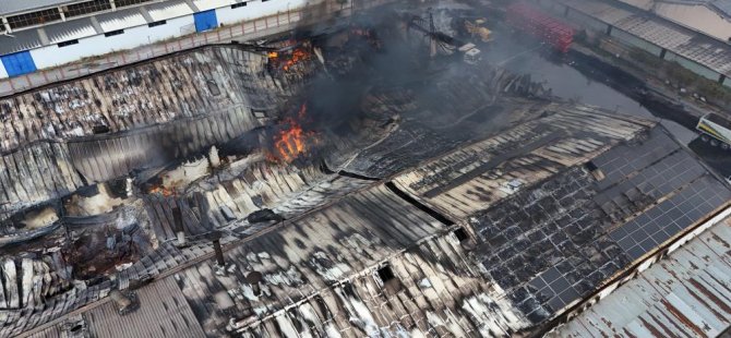 Yatak keçesi üreten fabrikadaki yangın 17 saatte tamamen söndürüldü