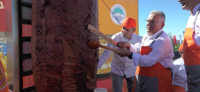 Kayseri Gastronomi Günleri’nde 1 ton sucuk döner dağıtıldı