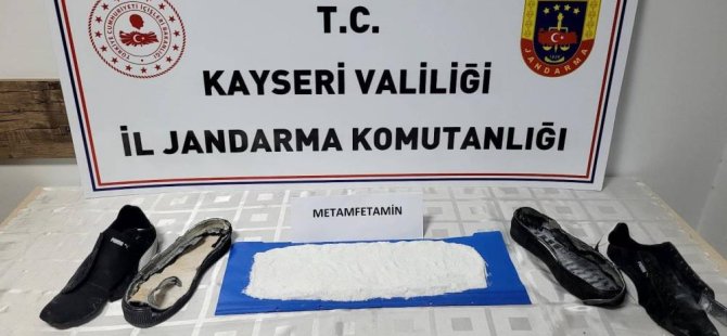 Ayakkabıya gizlenmiş 1 kilo uyuşturucu bulundu