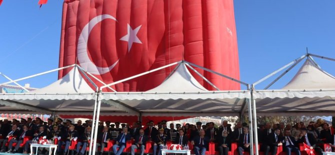 Cumhuriyet Meydanı'nda Türk bayraklı balon şişirildi