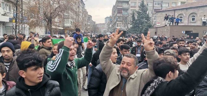 Kayseri'nin her sokağında Suriyeliler Esed rejiminin indirilişini kutladı