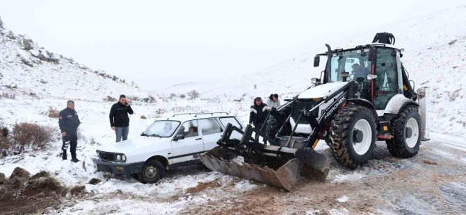 Bünyan’da kayarak şarampole düşen araç kurtarıldı