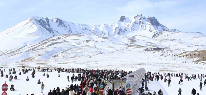 Erciyes'te kayak yapmanın tadını çıkarıyorlar