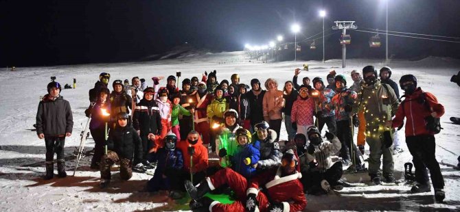 Erciyes Kayak Merkezi’nde kayak tutkunları için gece kayağı gerçekleştirdi