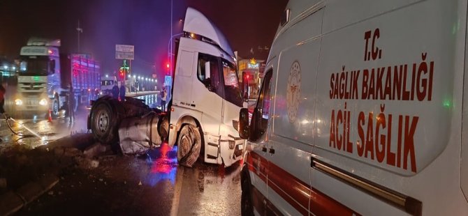 Kayseri'de TIR elektrik direğine çarptı: 1 yaralı