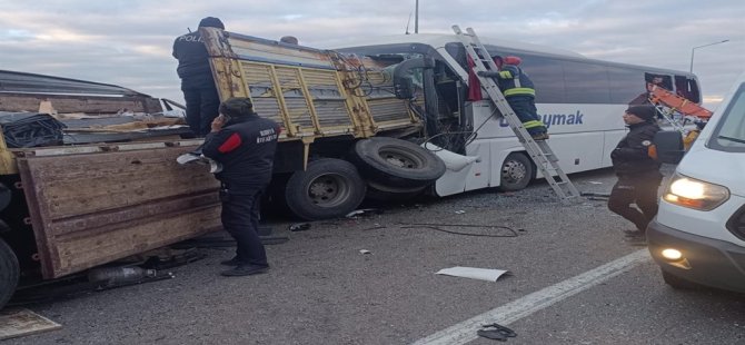 Yolcu otobüsü, park halindeki kamyona çarptı: 2 ölü, 24 yaralı