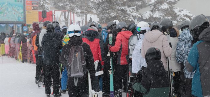 Erciyes'e ziyaretçi akını; pistler doldu