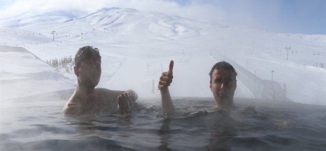 Erciyes Kayak Merkezi’nde eksi 10 derecede sıcak havuza giriyorlar