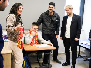 Kayserispor heyeti Şehit Yiğitcan Çiğa Özel Eğitim Uygulama Okuluna ziyarette bulundu.