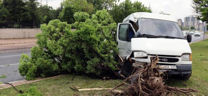 Yoldan çıkan panelvan araç refüjdeki ağaca çarptı: 1'i ağır 2 yaralı