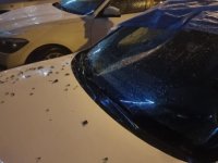 Şiddetli rüzgardan düşen cam otomobile isabet etti