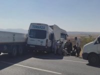 Kayseri- Tomarza servisi tıra çarptı: 11 yaralı