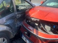 Altınoluk Mahallesi'nde Otomobiller kavşakta çarpıştı: 3 yaralı