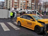 Ticari taksi ile çarpışan kamyonet devrildi: 6 yaralı