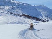 Büyükşehir’in kırsalda karla mücadelesi etkin şekilde sürüyor