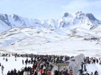 Erciyes'te kayak yapmanın tadını çıkarıyorlar