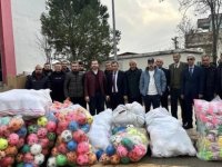 Oyuncak ve ayakkabılar deprem bölgesindeki çocuklara ulaştırıldı