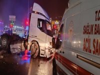 Kayseri'de TIR elektrik direğine çarptı: 1 yaralı