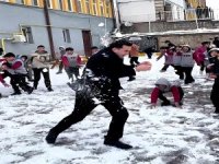 Yahyalı kaymakamı öğrencilerle kar topu oynadı