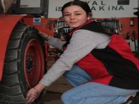 Ağabeyinin açtığı forklift servisinde çırak olarak çalışıyor