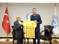 Kayserispor’un teknik direktörü Burak Yılmaz’ı makamında ağırladı