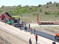 Yeni iş makineleri Pınarbaşı'nda yol çalışması yaptı